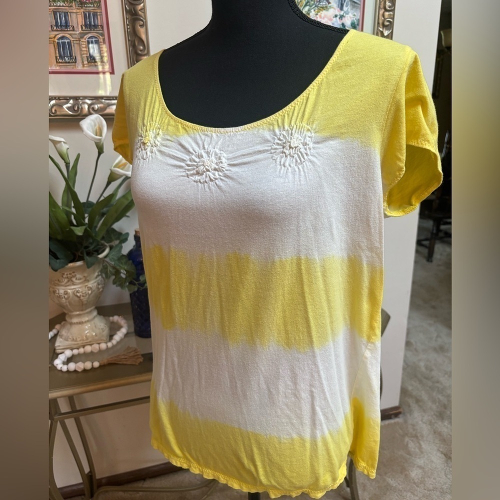IZOD SUNNY YELLOW & WHITE OMBRÉ STRIPED FLOWER ROSETTES CASUAL TOP SZ L